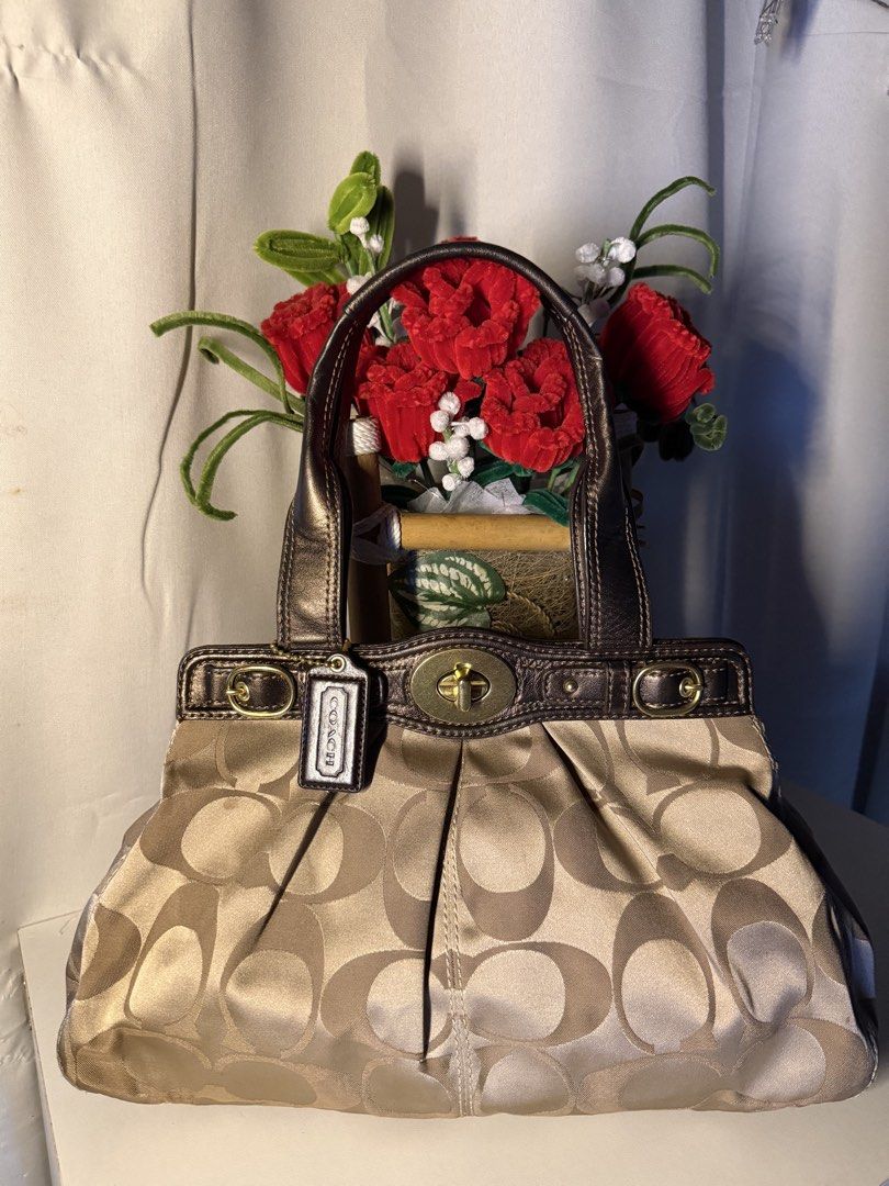 Coach Garnet (Category: Shoulder Bags) located in Manila. Submitted by chic_coach (Listing ID 1468974252, Image 2). Description: .