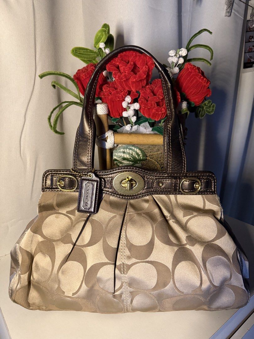 Coach Garnet (Category: Shoulder Bags) located in Manila. Submitted by chic_coach (Listing ID 1468974252, Image 3). Description: .