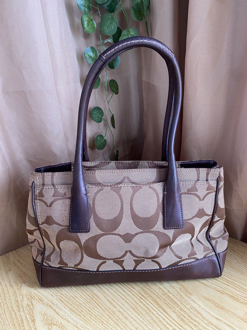 Coach Hampton Shoulder Bag (Category: Shoulder Bags) located in Bulacan. Submitted by red.basket24 (Listing ID 1469080635, Image 2). Description: ❣️AVAILABLE❣️Coach Hampton Shoulder Bag 🏷️Mine: 3,500 php 📌Size: Medium 📌Condition: Good Condition 🌸YKK Zip 🌸Present Creed and Hangtag 🌸no runs/rubs 🌸Silver hardwares Flaw/s: ‼️dirt in interior and exterior canvas material NOTE: 📌Display accessories are not included and for photoshoot purposes o