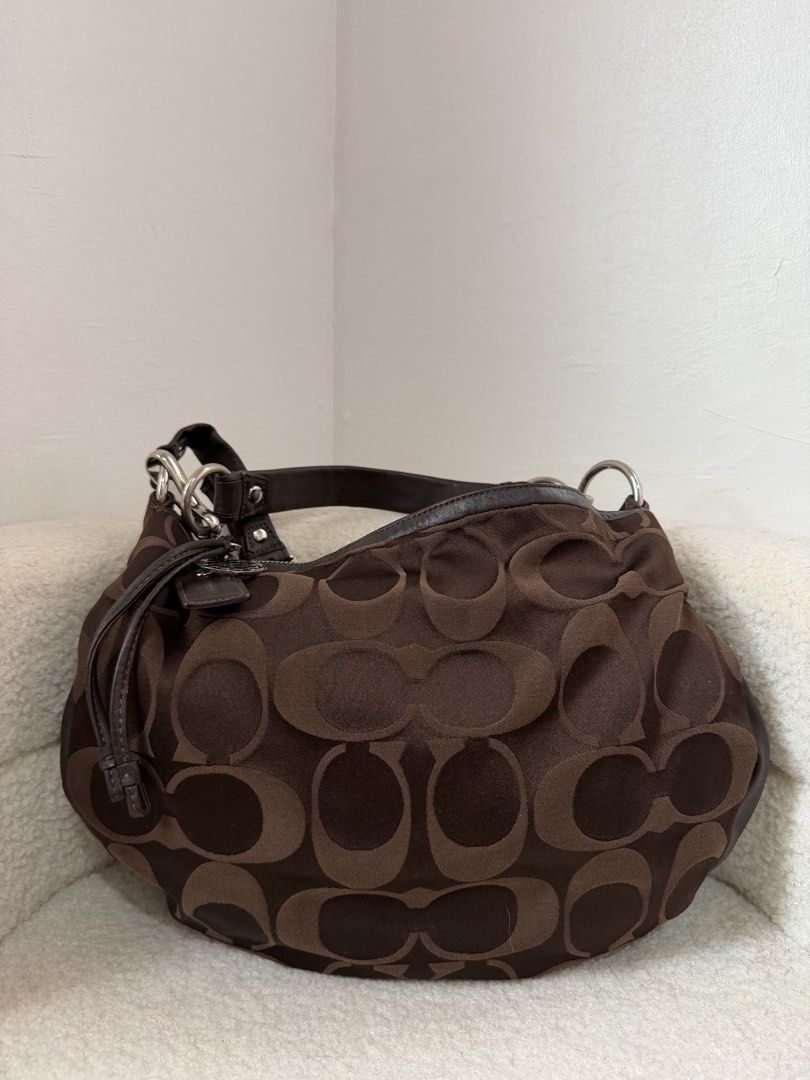 Coach Hobo (Category: Luxury Bags & Wallets) located in Manila. Submitted by _thepursela (Listing ID 1468998569, Image 1). Description: .
