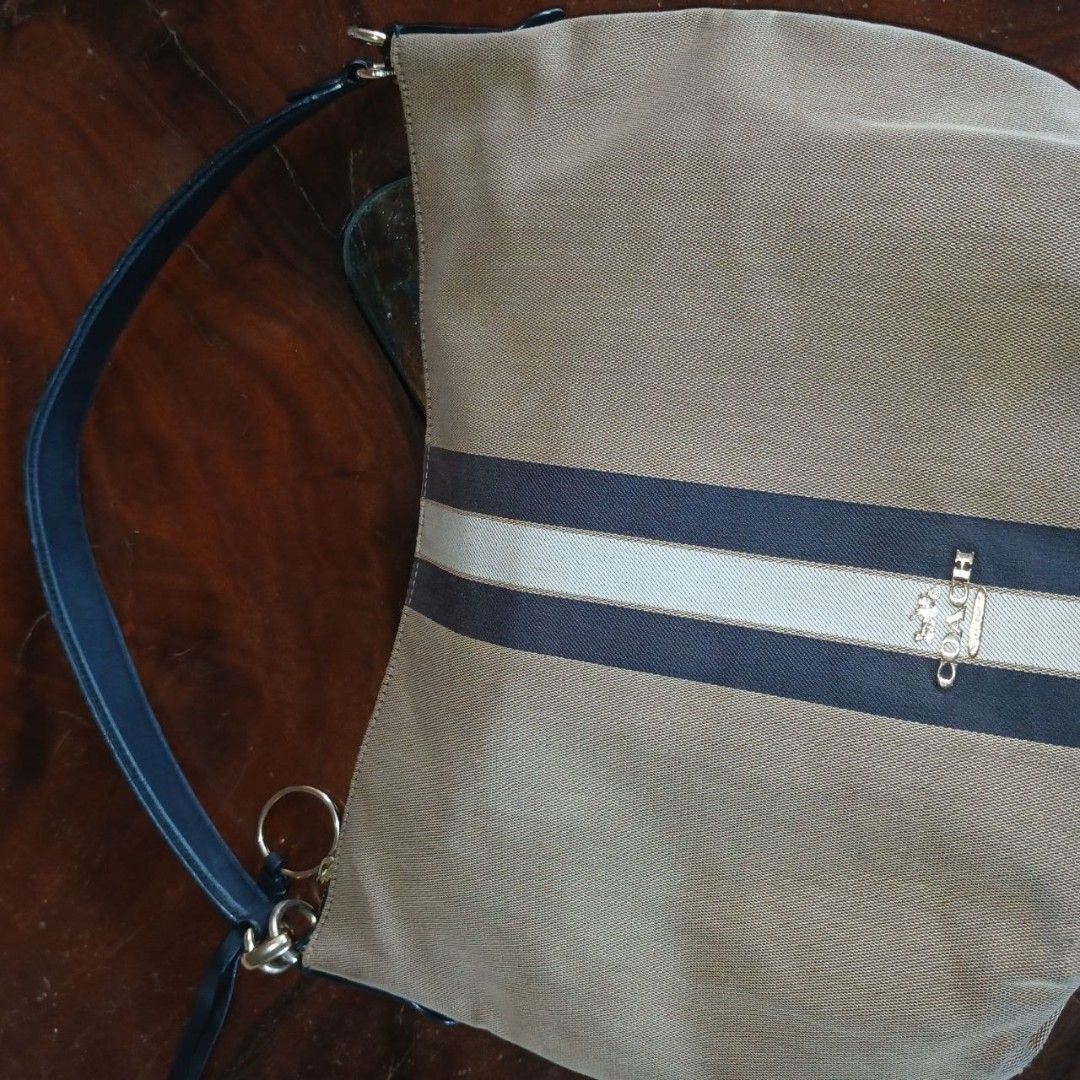 COACH HOBO BAG (Category: Luxury Bags & Wallets) located in Manila. Submitted by twentyfifthbymaria (Listing ID 1469004483, Image 1). Description: .