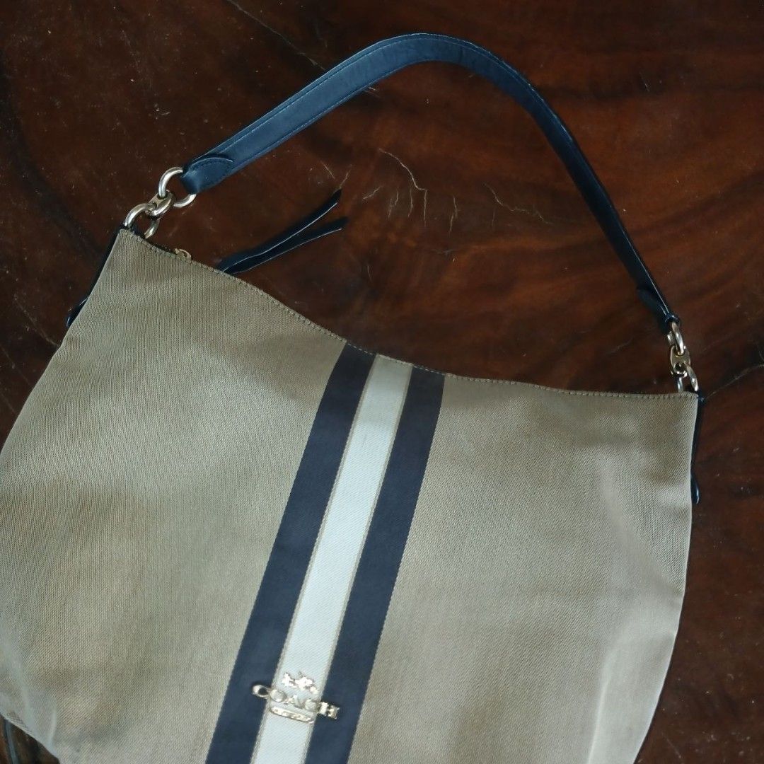COACH HOBO BAG (Category: Luxury Bags & Wallets) located in Manila. Submitted by twentyfifthbymaria (Listing ID 1469004483, Image 2). Description: .