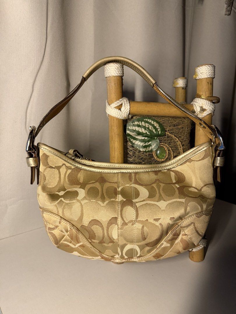 Coach hobo optic (Category: Shoulder Bags) located in Manila. Submitted by chic_coach (Listing ID 1468973314, Image 1). Description: .