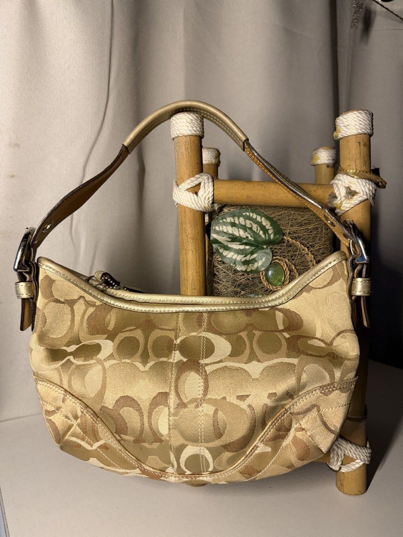 Coach hobo optic (Category: Shoulder Bags) located in Manila. Submitted by chic_coach (Listing ID 1468973314, Image 3). Description: .