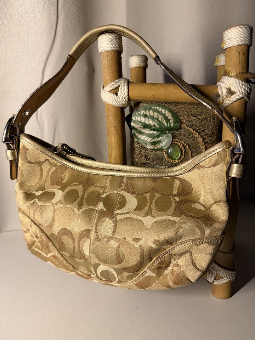 Coach hobo optic (Category: Shoulder Bags) located in Manila. Submitted by chic_coach (Listing ID 1468973314, Image 2). Description: .