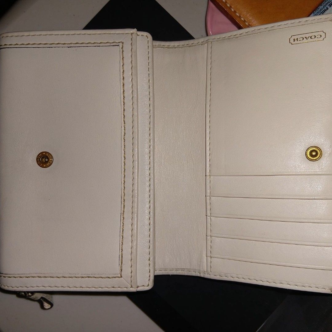 COACH JAQUARD WALLET (Category: Luxury Bags & Wallets) located in Manila. Submitted by twentyfifthbymaria (Listing ID 1469088884, Image 2). Description: help me declutter!.
