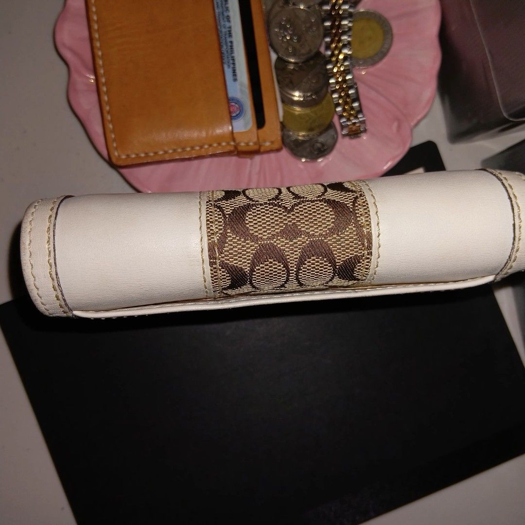 COACH JAQUARD WALLET (Category: Luxury Bags & Wallets) located in Manila. Submitted by twentyfifthbymaria (Listing ID 1469088884, Image 3). Description: help me declutter!.