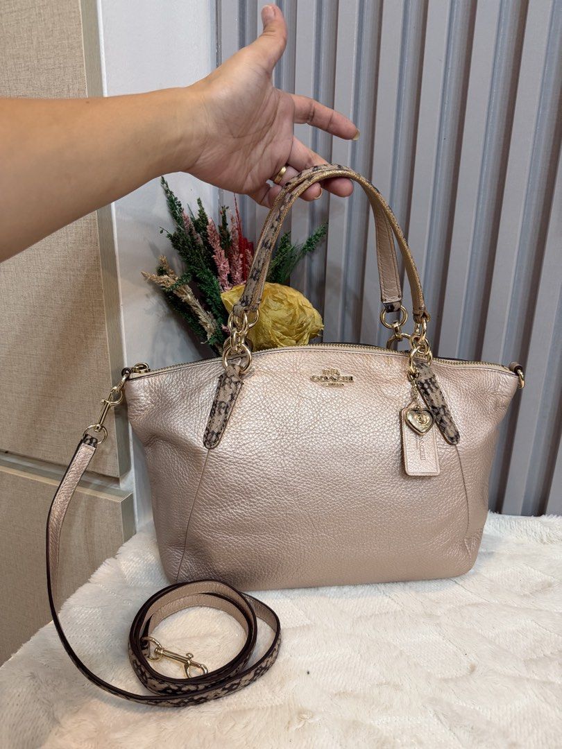 coach kelsey (Category: Luxury Bags & Wallets) located in Gapan. Submitted by anneelisse (Listing ID 1469041631, Image 1). Description: coach kelsey 2way bag in very good condi ganda ng charm nya:) fb page: Elisha’s Mix branded Items loc: Gapan Nueva ecija.