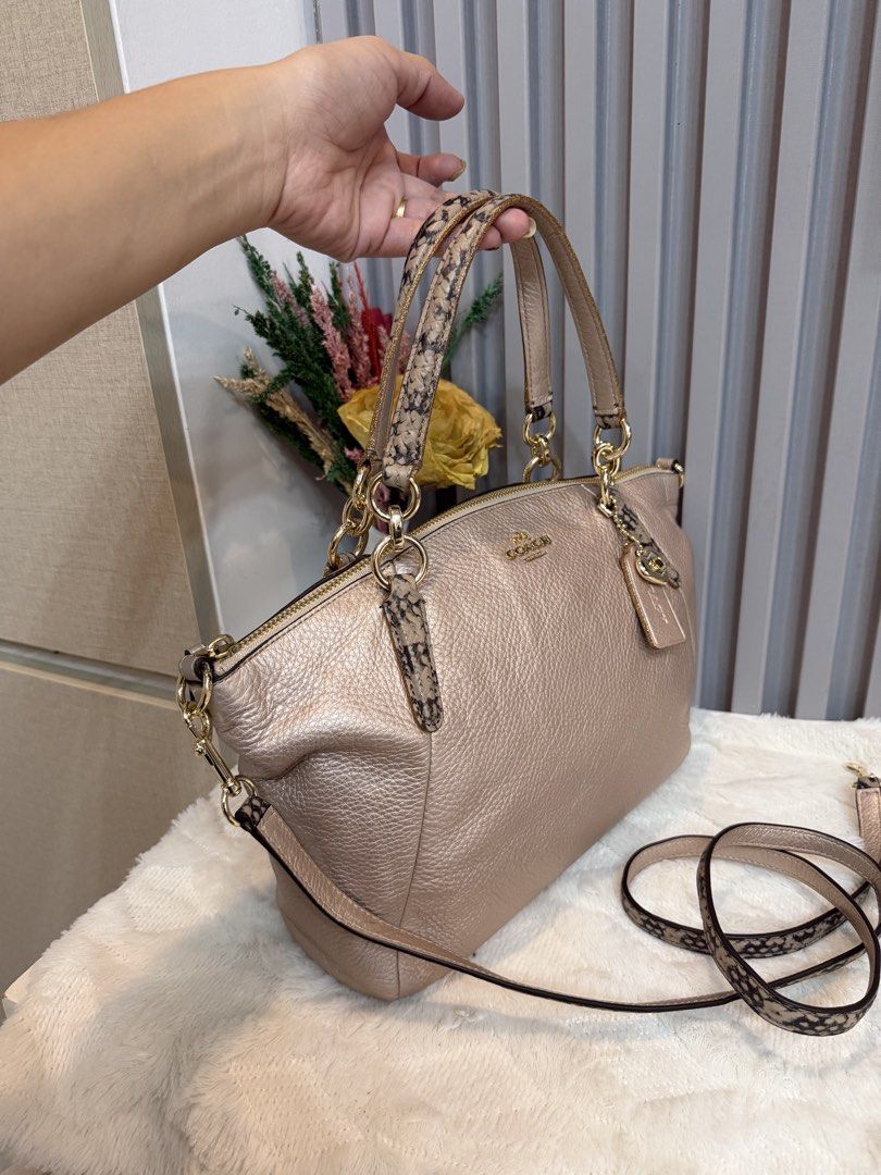 coach kelsey (Category: Luxury Bags & Wallets) located in Gapan. Submitted by anneelisse (Listing ID 1469041631, Image 3). Description: coach kelsey 2way bag in very good condi ganda ng charm nya:) fb page: Elisha’s Mix branded Items loc: Gapan Nueva ecija.