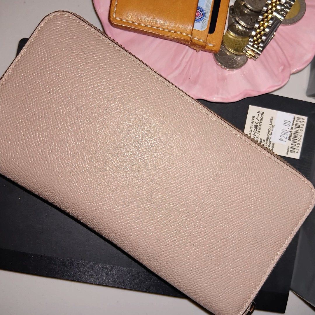 COACH LONG WALLET (Category: Luxury Bags & Wallets) located in Manila. Submitted by twentyfifthbymaria (Listing ID 1469087589, Image 3). Description: help me declutter! -used a few times since I really dont like long wallets -from japan!.