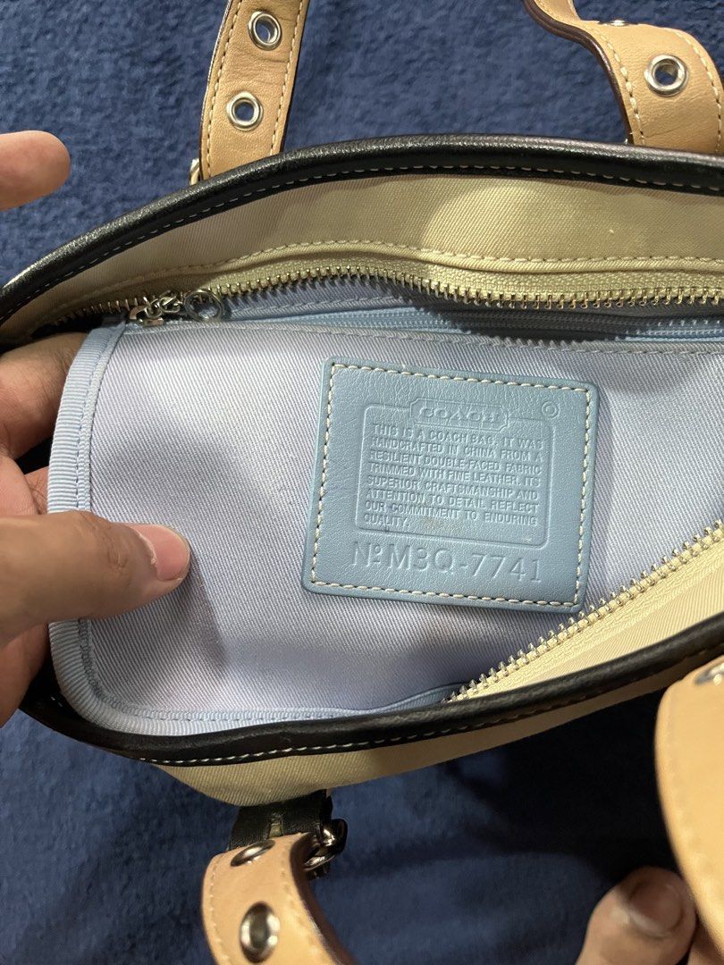 Coach Mini Hamptons Tote Bag (Category: Luxury Bags & Wallets) located in Antipolo. Submitted by jerpilemon (Listing ID 1468971169, Image 2). Description: Small stain dont know how to remove.