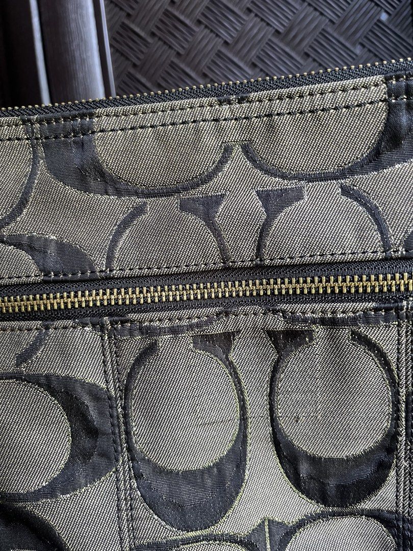 Coach poppy (Category: Luxury Bags & Wallets) located in Iloilo. Submitted by jaeelleanik2 (Listing ID 1469092078, Image 2). Description: Reposting! Last price posted Please see photos for details Removed outside patch, creed issue No hangtag, minor rubs on canvas and needs cleaning Faded hardware +++SF .