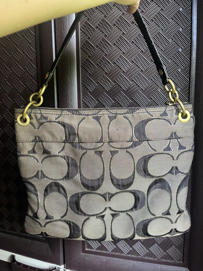 Coach poppy (Category: Luxury Bags & Wallets) located in Iloilo. Submitted by jaeelleanik2 (Listing ID 1469092078, Image 3). Description: Reposting! Last price posted Please see photos for details Removed outside patch, creed issue No hangtag, minor rubs on canvas and needs cleaning Faded hardware +++SF .