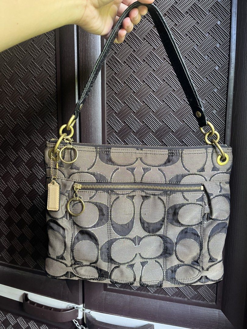 Coach poppy (Category: Luxury Bags & Wallets) located in Iloilo. Submitted by jaeelleanik2 (Listing ID 1469092078, Image 1). Description: Reposting! Last price posted Please see photos for details Removed outside patch, creed issue No hangtag, minor rubs on canvas and needs cleaning Faded hardware +++SF .