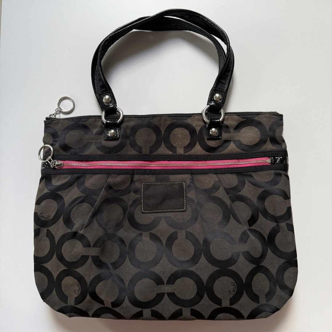 Coach signature black shoulder (Category: Luxury Bags & Wallets) located in Cavite. Submitted by kalebfindsluxs (Listing ID 1469142751, Image 1). Description: Coach signature black shoulder Fair Sign of usage Check details - 1400 + sf Loc cavite Jnt / lalamove .