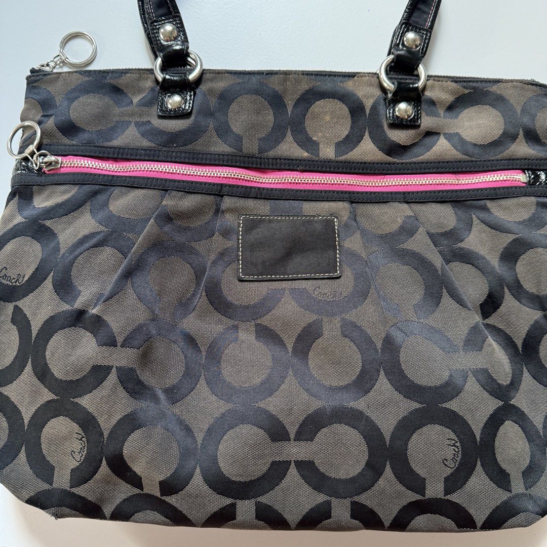 Coach signature black shoulder (Category: Luxury Bags & Wallets) located in Cavite. Submitted by kalebfindsluxs (Listing ID 1469142751, Image 2). Description: Coach signature black shoulder Fair Sign of usage Check details - 1400 + sf Loc cavite Jnt / lalamove .