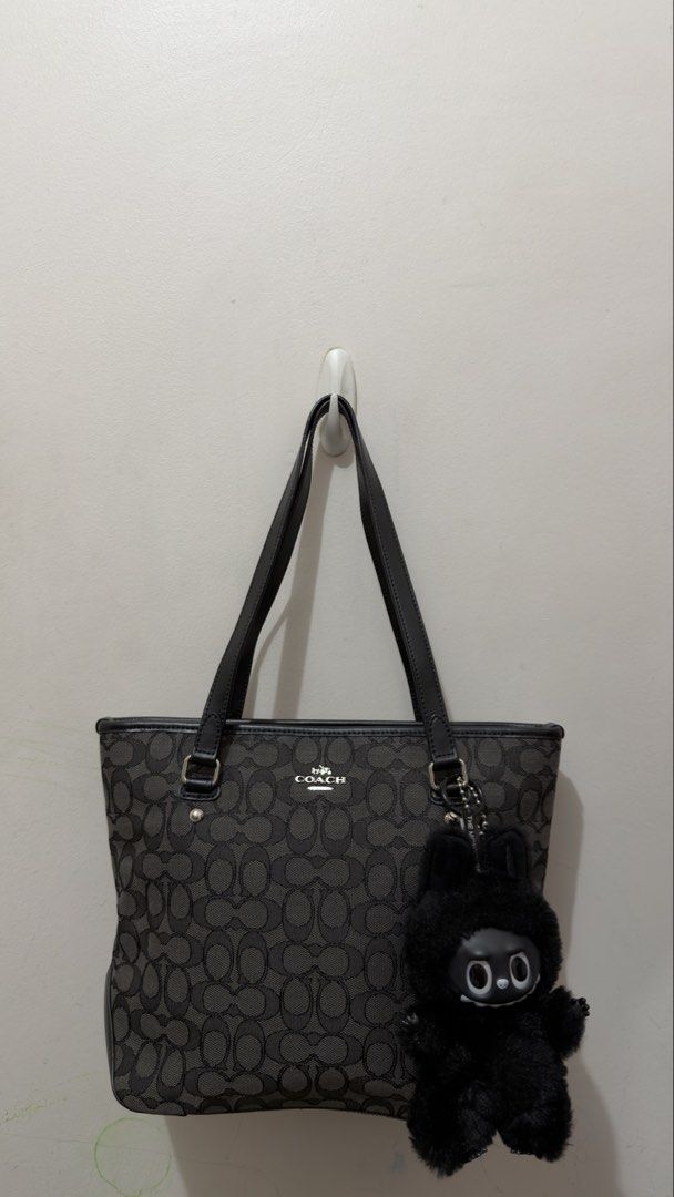 Coach Signature Monogram Canvas (Category: Luxury Bags & Wallets) located in Manila. Submitted by coffeepanda1234 (Listing ID 1469090711, Image 1). Description: Like new po bilhin niyo na :).