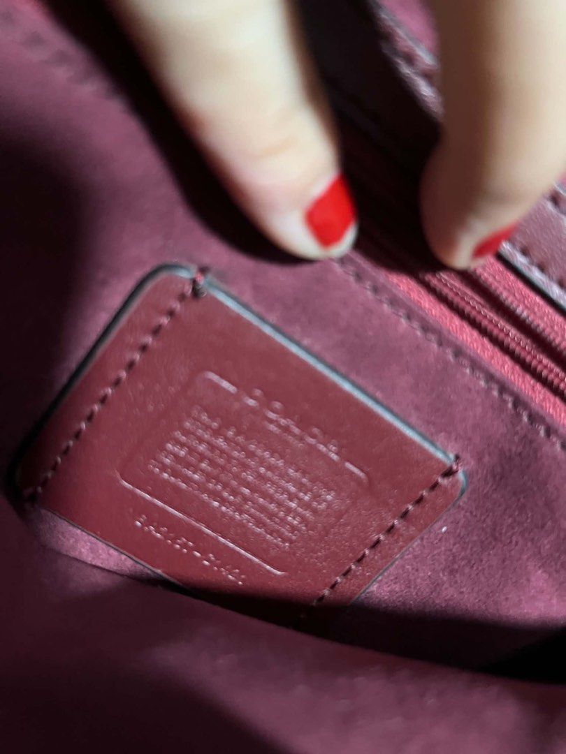 Coach sling bag (Category: Cross-body Bags) located in Caloocan City. Submitted by trebdy01 (Listing ID 1469077883, Image 3). Description: .