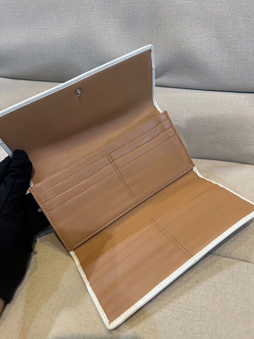 Coach Soho Trifold Wallet (Category: Wallets & Card holders) located in Cavite. Submitted by rubieanne__ (Listing ID 1468973306, Image 2). Description: coach soho trifold wallet excellent brand new condition.