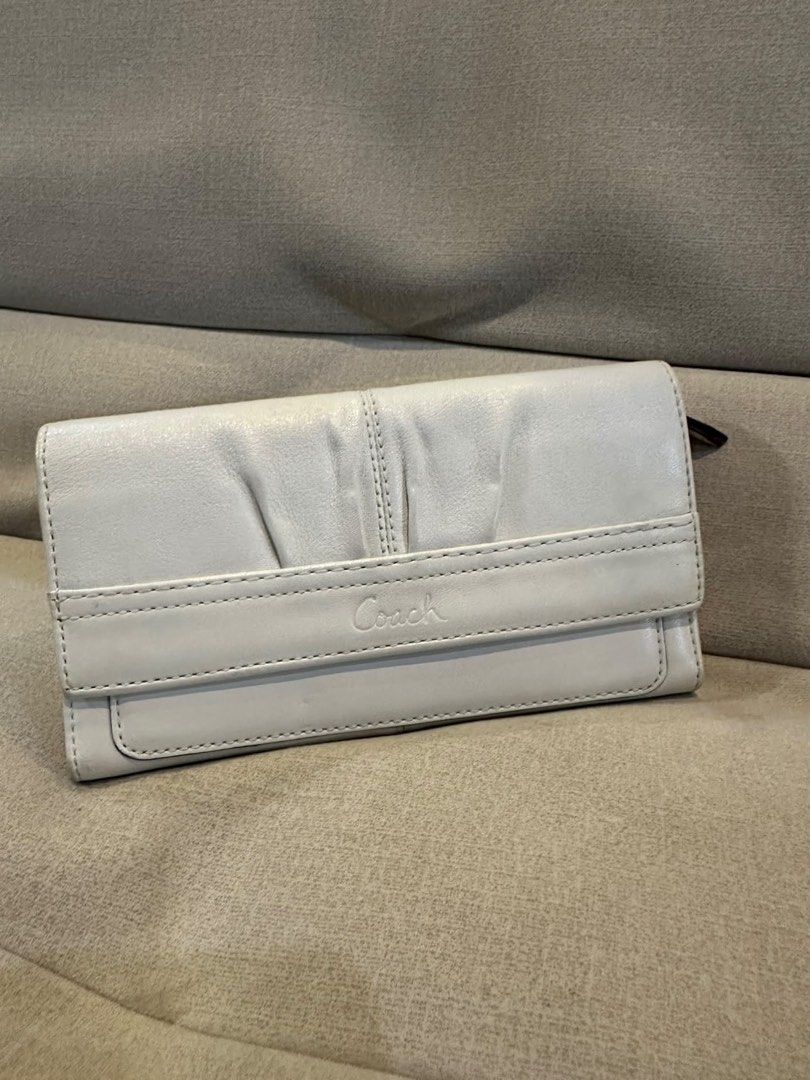 Coach Soho Trifold Wallet (Category: Wallets & Card holders) located in Cavite. Submitted by rubieanne__ (Listing ID 1468973306, Image 1). Description: coach soho trifold wallet excellent brand new condition.