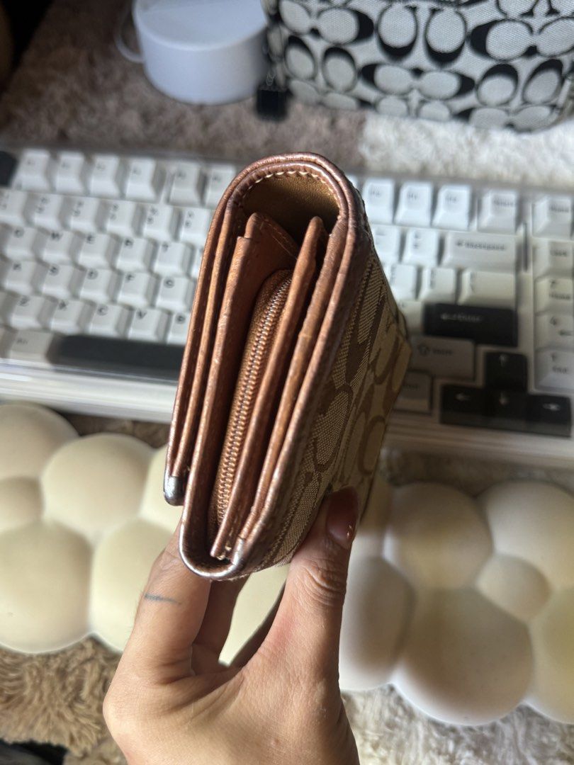 Coach Soho Wallet Medium (Category: Wallets & Card holders) located in Lagawe. Submitted by favorsnflavors69115 (Listing ID 1469105982, Image 3). Description: .