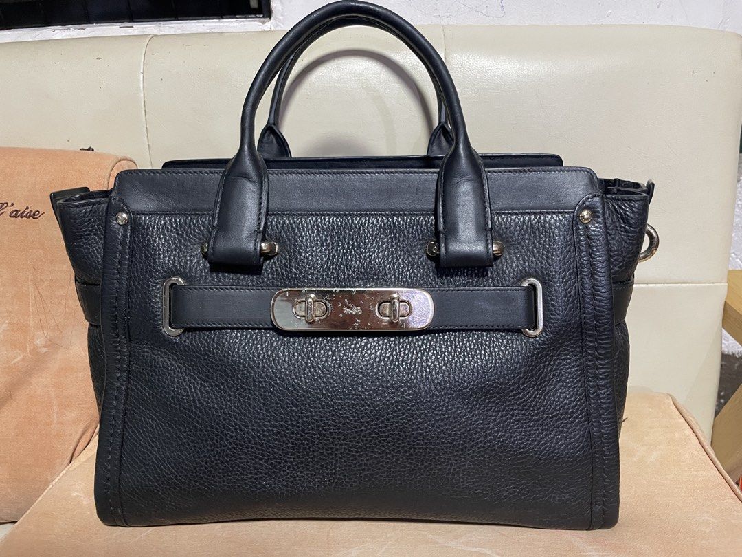 Coach Swagger 27 (Category: Luxury Bags & Wallets) located in Cebu City. Submitted by botixc123 (Listing ID 1468968868, Image 1). Description: .