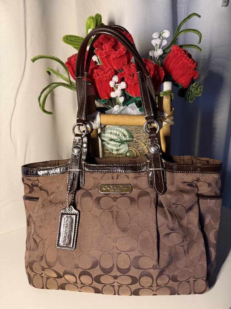 Coach tote (Category: Shoulder Bags) located in Manila. Submitted by chic_coach (Listing ID 1468974094, Image 1). Description: .