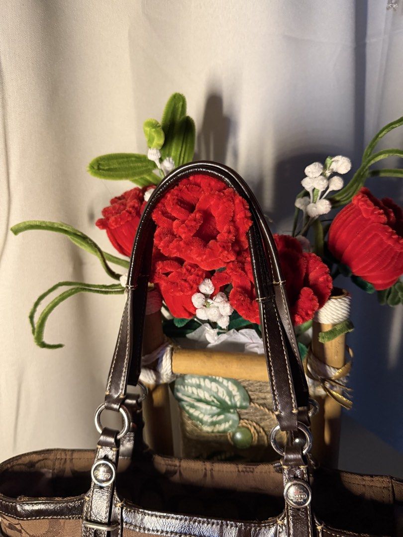 Coach tote (Category: Shoulder Bags) located in Manila. Submitted by chic_coach (Listing ID 1468974094, Image 3). Description: .