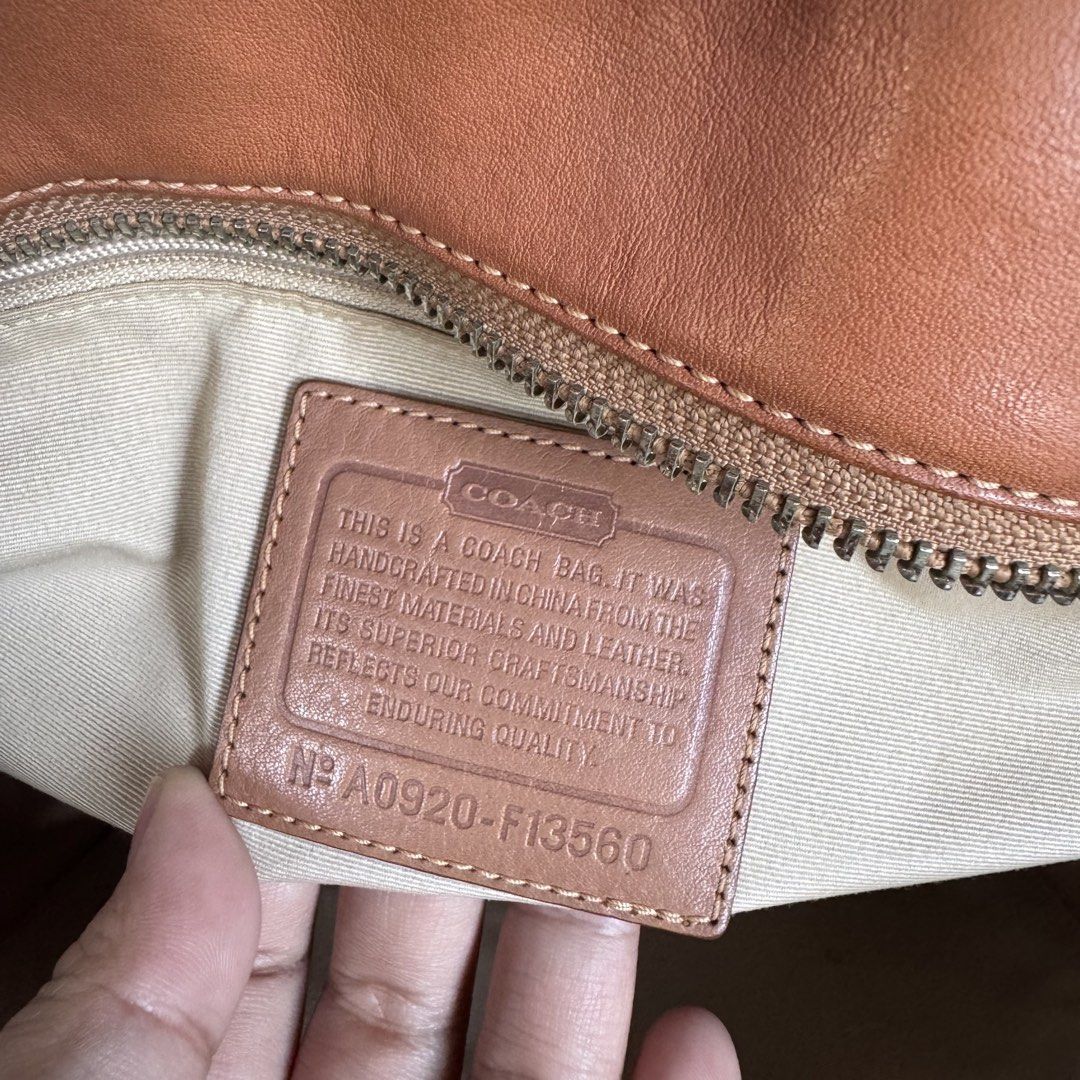Coach Tote Bag (Category: Luxury Bags & Wallets) located in Vigan. Submitted by chiyannav (Listing ID 1469063089, Image 3). Description: No flaws 📍Vigan.