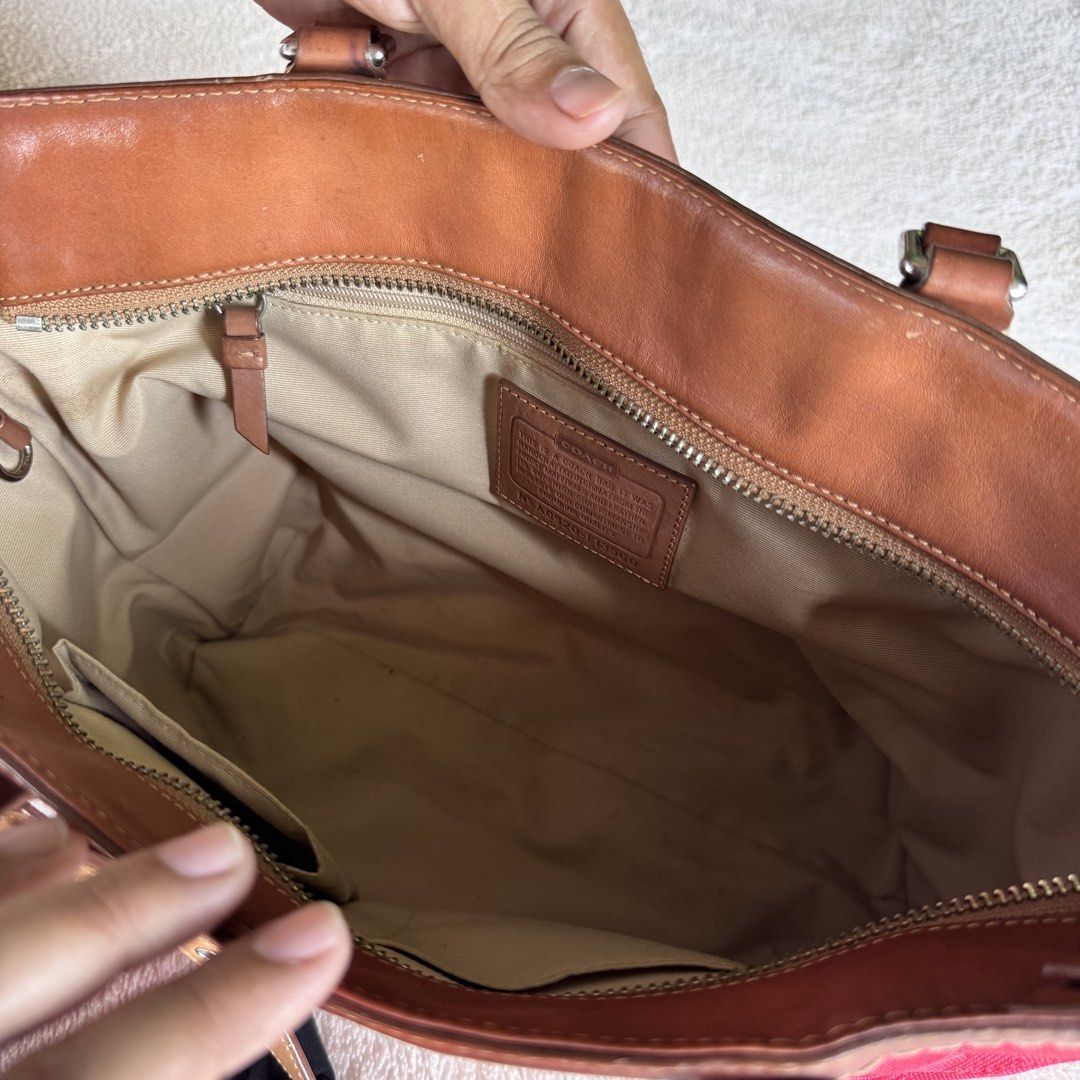Coach Tote Bag (Category: Luxury Bags & Wallets) located in Vigan. Submitted by chiyannav (Listing ID 1469063089, Image 2). Description: No flaws 📍Vigan.
