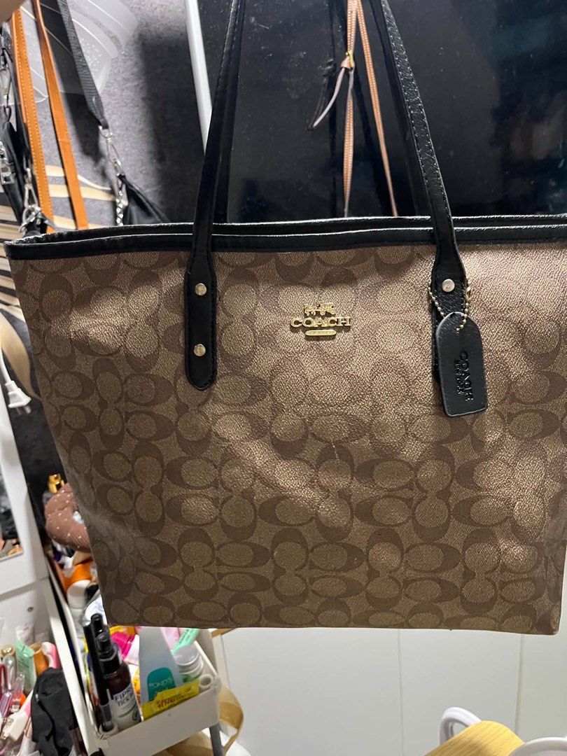 Coach tote bag (Category: Tote Bags) located in Caloocan City. Submitted by trebdy01 (Listing ID 1469092020, Image 1). Description: .