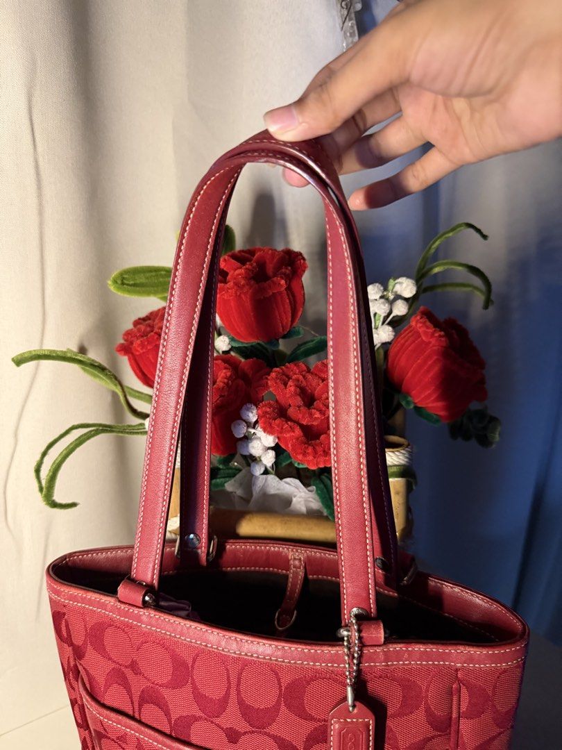 Coach tote triple red (Category: Shoulder Bags) located in Manila. Submitted by chic_coach (Listing ID 1468974422, Image 3). Description: .