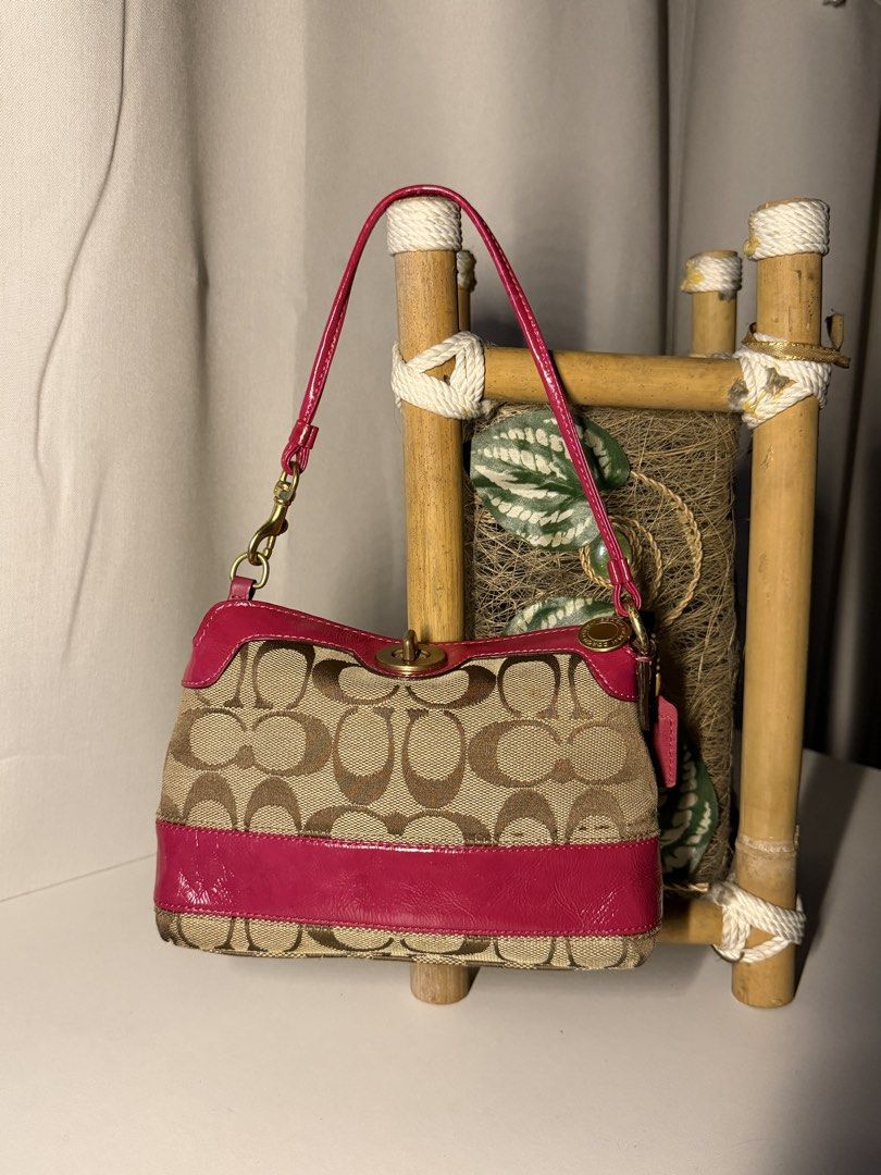 Coach turnlock rainbow interior (Category: Shoulder Bags) located in Manila. Submitted by chic_coach (Listing ID 1468977999, Image 1). Description: .
