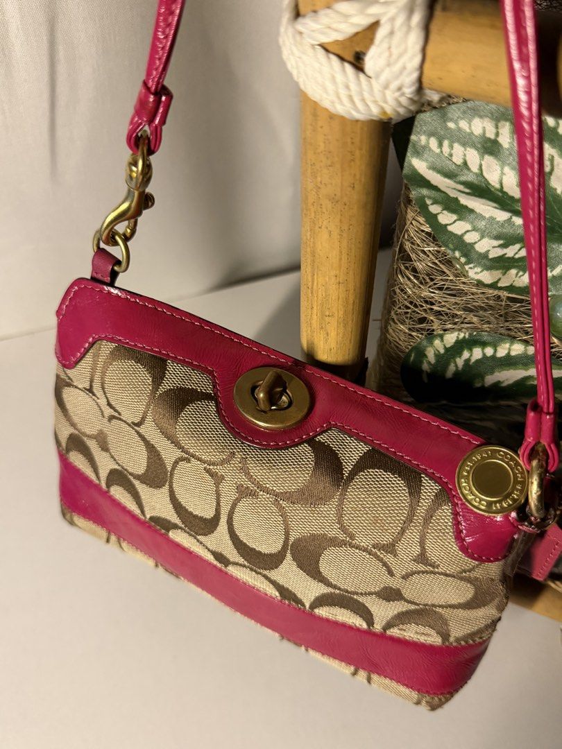 Coach turnlock rainbow interior (Category: Shoulder Bags) located in Manila. Submitted by chic_coach (Listing ID 1468977999, Image 3). Description: .