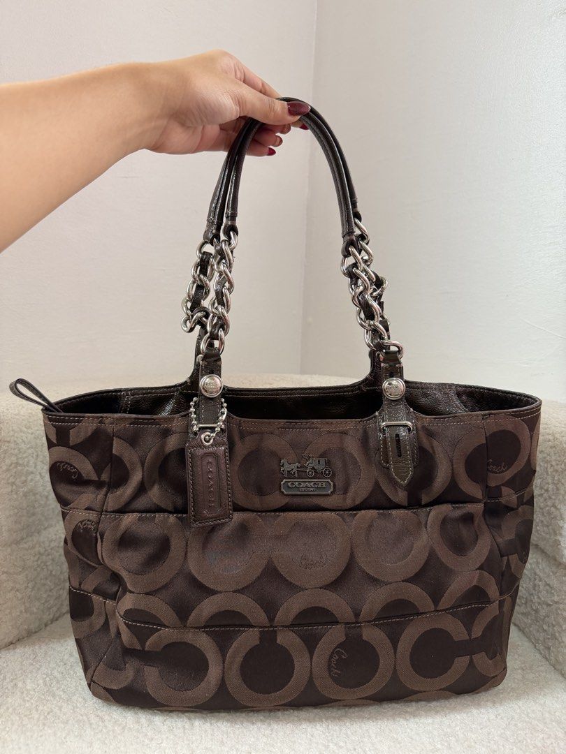 Coach Vintage Tote (Category: Luxury Bags & Wallets) located in Manila. Submitted by _thepursela (Listing ID 1468998764, Image 2). Description: .