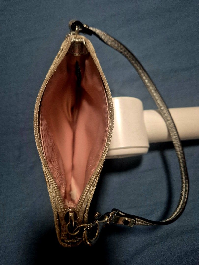Coach wallet (Category: Purses & Pouches) located in Cainta. Submitted by edison29.tiger (Listing ID 1468961517, Image 3). Description: Brand new original wallet.