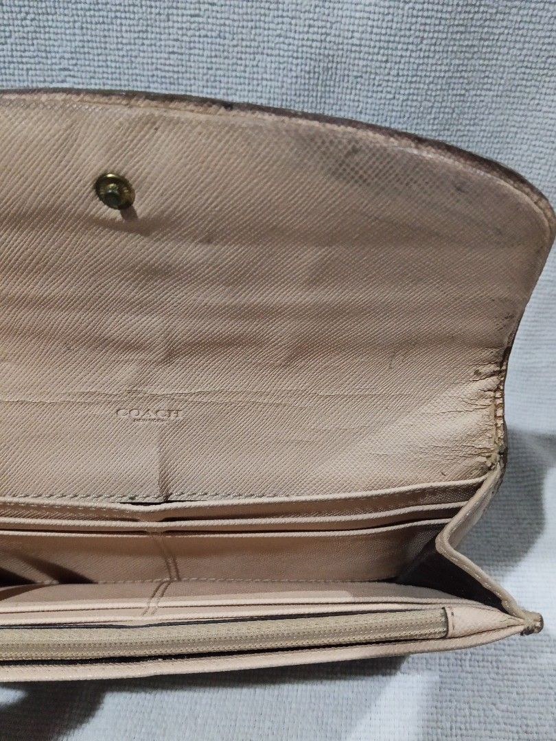 coach wallet (Category: Luxury Bags & Wallets) located in Manila. Submitted by pagodnicole50491 (Listing ID 1469086193, Image 3). Description: .