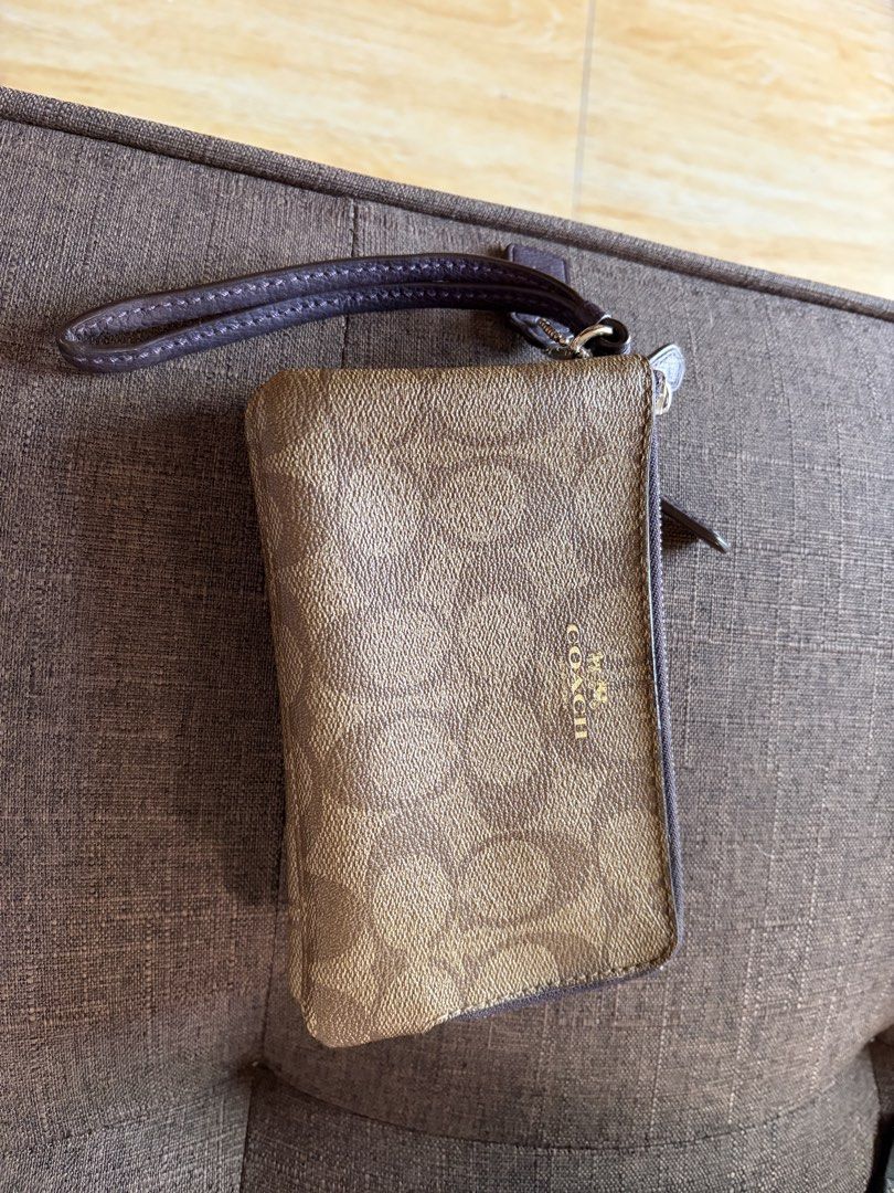 Coach Signature Double Corner Zip (Category: Luxury Bags & Wallets) located in Bulacan. Submitted by keendeer_8788ef (Listing ID 1469034804, Image 1). Description: SF to be covered by the buyer Bought on instagram.