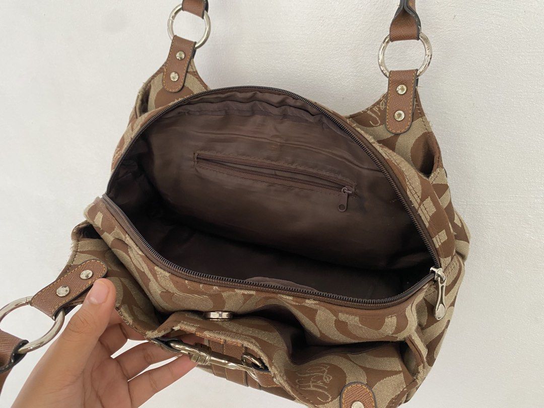 co@ch inspired bag (Category: Shoulder Bags) located in Santa Rosa. Submitted by anghjklica (Listing ID 1469052678, Image 3). Description: Cute brown patterned handbag with ring details and a buckle accent. A stylish vintage-inspired piece perfect for casual outings and everyday use. In good condition! Issue: rusting sa metalware Price: 280+sf.