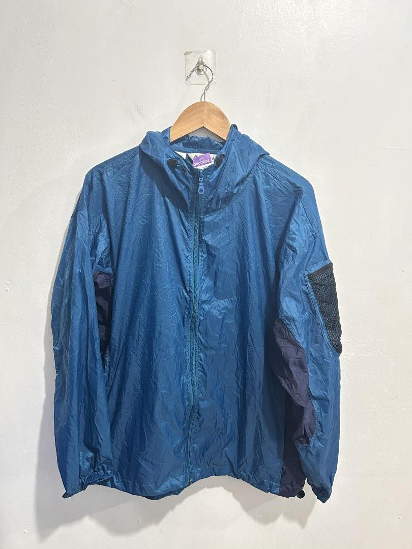 Columbia Blue Hooded Windbreaker Jacket (Category: Coats, Jackets and Outerwear) located in Rizal. Submitted by thrift_finds_739 (Listing ID 1469084043, Image 1). Description: NO ISSUE Excellent Condition Size: XS Color rate: 9/10 Length: 25 Width: 24 Please manage your expectations — we open premium bulk ukay bundles shipped directly from the US! 🇺🇸.