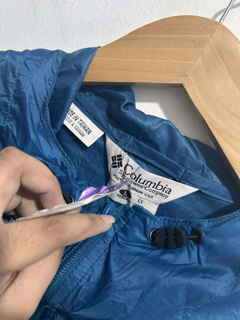 Columbia Blue Hooded Windbreaker Jacket (Category: Coats, Jackets and Outerwear) located in Rizal. Submitted by thrift_finds_739 (Listing ID 1469084043, Image 3). Description: NO ISSUE Excellent Condition Size: XS Color rate: 9/10 Length: 25 Width: 24 Please manage your expectations — we open premium bulk ukay bundles shipped directly from the US! 🇺🇸.