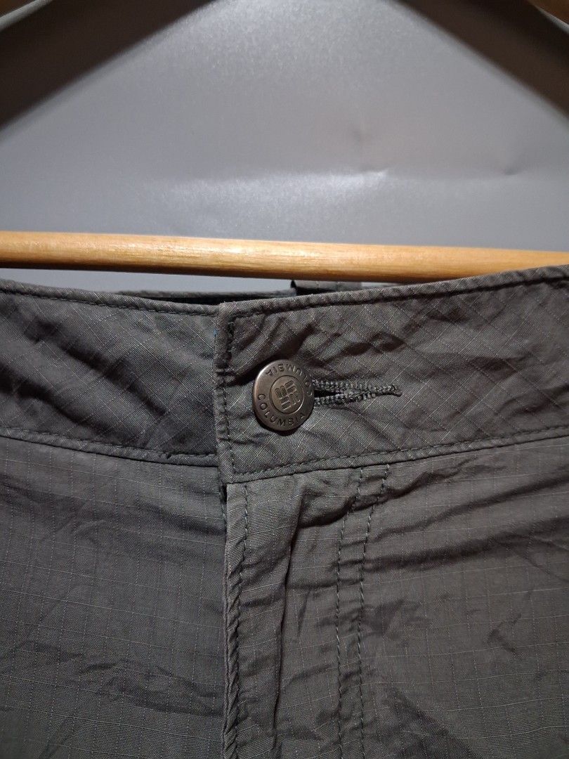 Columbia Olive Green Cargo Shorts (Category: Shorts) located in Pamplona. Submitted by edrick_thrift (Listing ID 1469027518, Image 3). Description: waist 34 length 22 Nylon cargo shorts material 9.3/10 Color rate 9.7/10 condition No issue .