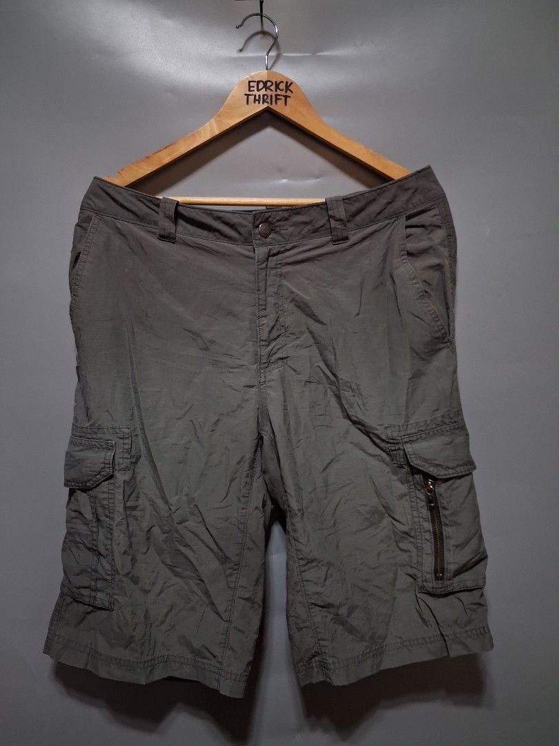 Columbia Olive Green Cargo Shorts (Category: Shorts) located in Pamplona. Submitted by edrick_thrift (Listing ID 1469027518, Image 1). Description: waist 34 length 22 Nylon cargo shorts material 9.3/10 Color rate 9.7/10 condition No issue .