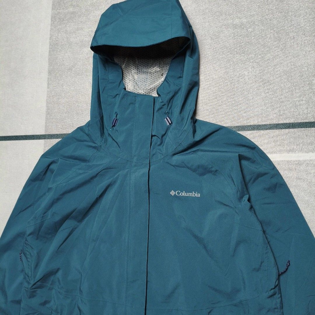 Columbia Staydry Rain Jacket (Category: Coats, Jackets and Outerwear) located in Bulacan. Submitted by yakunimonkey (Listing ID 1469113877, Image 3). Description: Columbia Staydry Rain Jacket Large / 22.5 x 28(front) 29(back) Features: •Omni-Tech™ fully seam sealed prevents moisture from seeping into every seam while using waterproof-breathable fabric, so you stay completely dry in the rain •Zip-in Interchange System lets you wear jackets as a sh