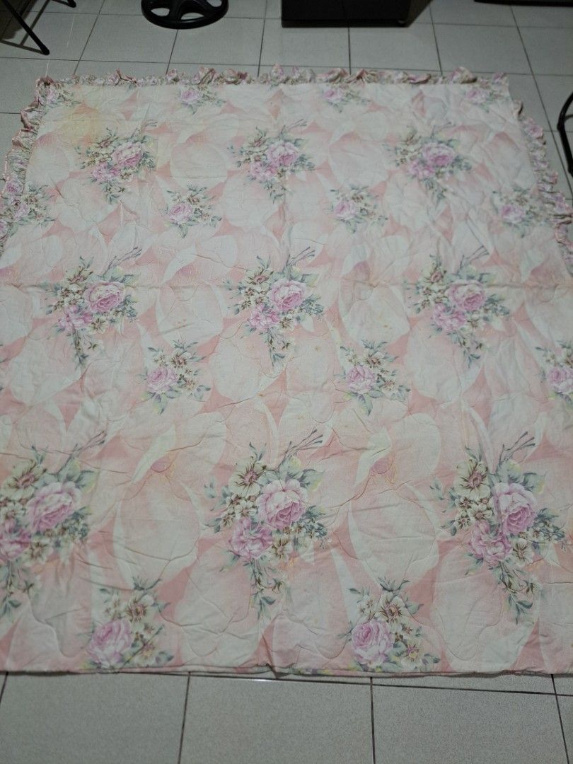 Comforter Queen size (Category: Bedding & Towels) located in Caloocan City. Submitted by mama_mia20 (Listing ID 1468956385, Image 3). Description: 80" by 90" message me for more info no bogus buyers pls ty.