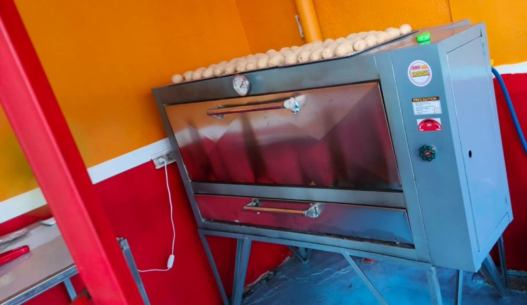 Commercial Bakery Oven with Stand (Category: Ovens & Toasters) located in Calamba. Submitted by scarlette7 (Listing ID 1468932463, Image 1). Description: - Heavy-duty commercial baking oven with sturdy metal stand - Large front door with a built-in thermometer gauge - Convenient bottom pull-out drawer compartment for extra storage - Easy-to-use control panel and power switch located on the right side - Plugs into standard wall outlets for easy se
