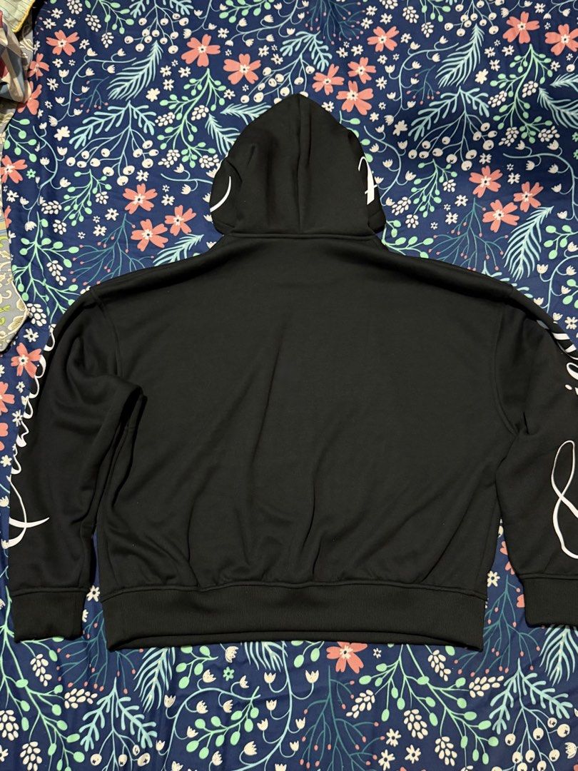 Coziest “Script” Hoodie Black (Category: Hoodies) located in Taguig. Submitted by santopapi222 (Listing ID 1469034883, Image 3). Description: Coziest “Script” Hoodie Black • ₱1,999.00 • size xl • brand new with tag taguig area shipping at buyer's expense.