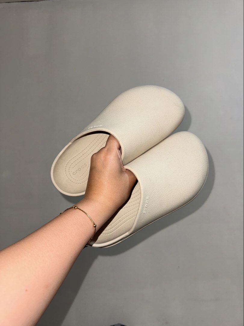 Crocs Dylan Clogs (Category: Slippers and slides) located in Manila. Submitted by nikaa_008 (Listing ID 1469100839, Image 1). Description: rfs: not my style anymore wala na pong crocs eco bag bc nawala na .