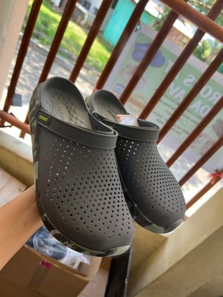 Crocs LiteRide Clog Camo (Category: Slippers & Slides) located in Cebu City. Submitted by madeskartegirl (Listing ID 1468981046, Image 2). Description: - Authentic Grey Crocs LiteRide clogs (Brand new with tags) - Trendy camouflage pattern on the lower midsole band - Maximum breathability with top ventilation holes - Secure fit using the pivoting heel strap with Crocs branding - Ultimate comfort provided by the super soft foam footbed.