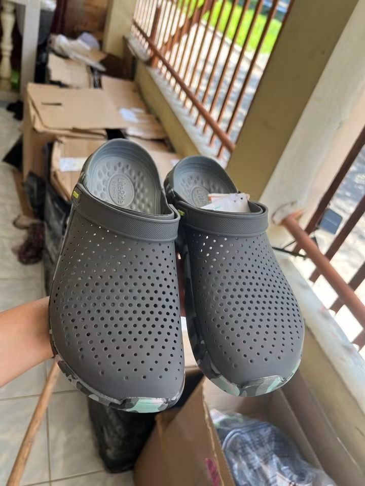 Crocs LiteRide Clog Camo (Category: Slippers & Slides) located in Cebu City. Submitted by madeskartegirl (Listing ID 1468981046, Image 3). Description: - Authentic Grey Crocs LiteRide clogs (Brand new with tags) - Trendy camouflage pattern on the lower midsole band - Maximum breathability with top ventilation holes - Secure fit using the pivoting heel strap with Crocs branding - Ultimate comfort provided by the super soft foam footbed.